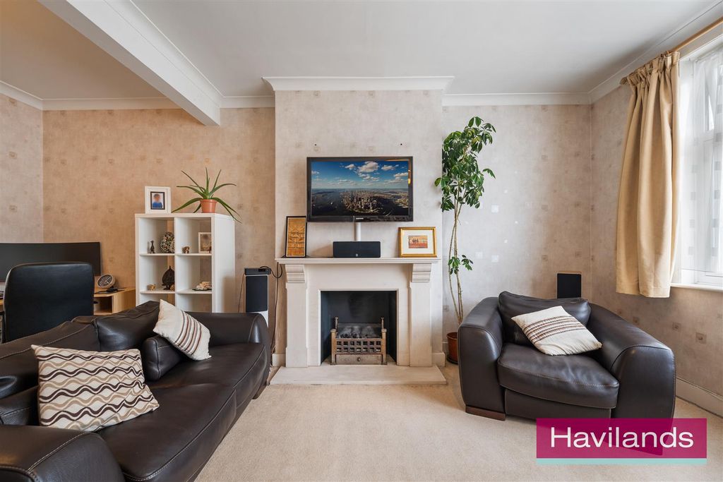 Property photo 3 of 21 Sittingbourne Avenue-17.Jpg