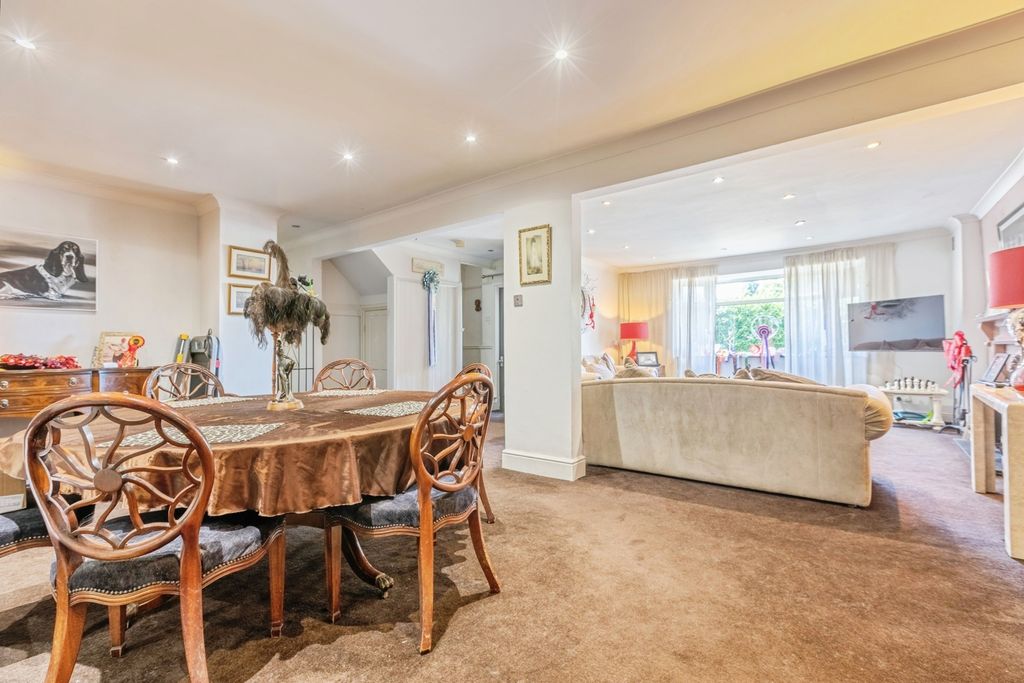 Property photo 3 of 18 Dining/Living