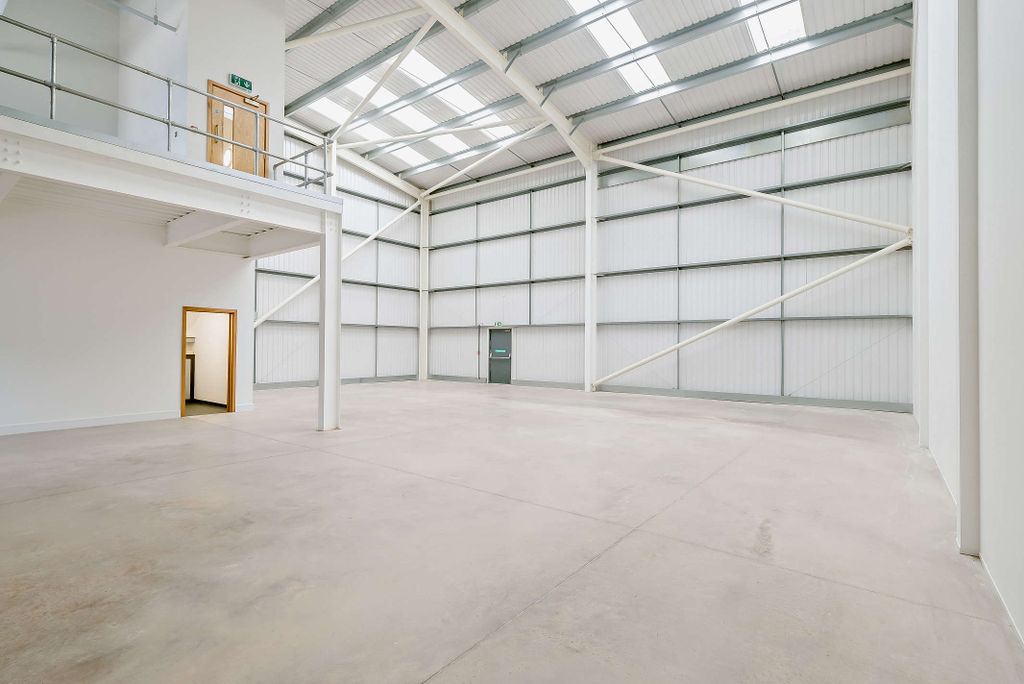 Property photo 3 of 8 8694031-Interior03-800