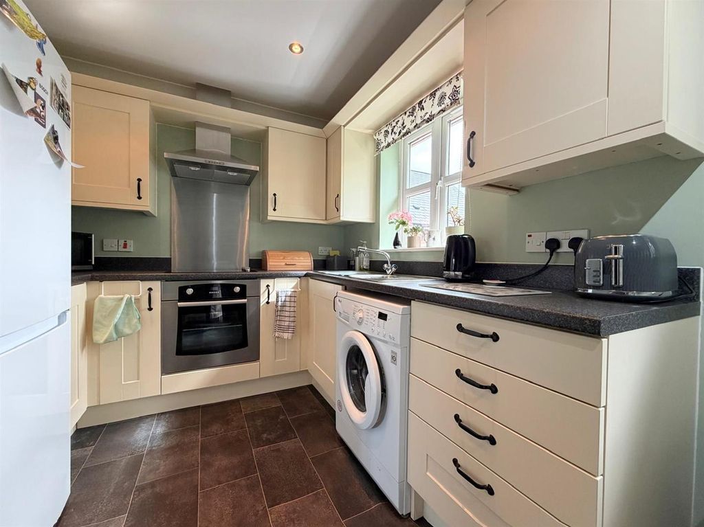 Property photo 3 of 8 Kitchen