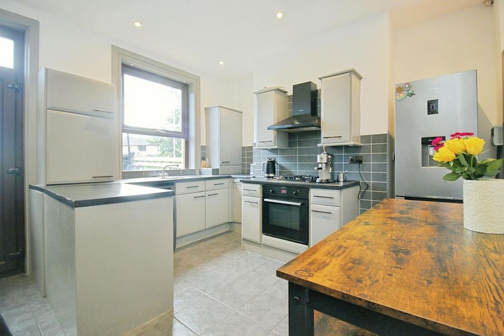 Property photo 3 of 18 Kitchen Diner