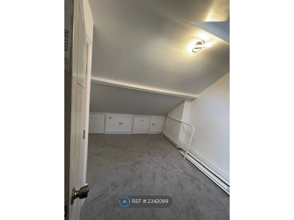 Property photo 3 of 25 Loft Pent Bedroom Storage Space 4