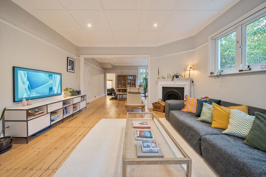 Property photo 2 of 16 1377084-15-690Dca...