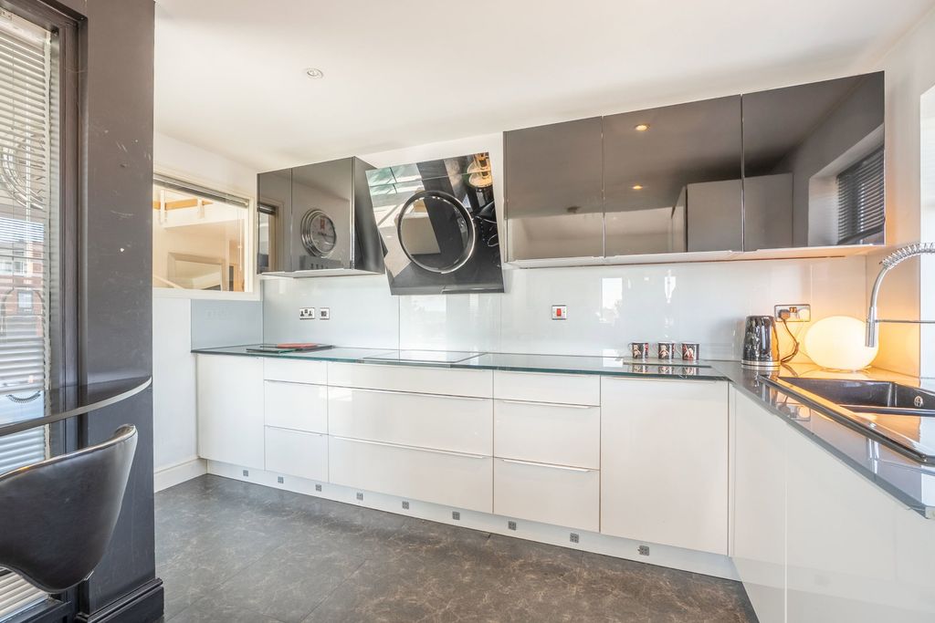Additional image 14 of 3 bed penthouse for salePenthouse, Kings Court NG1