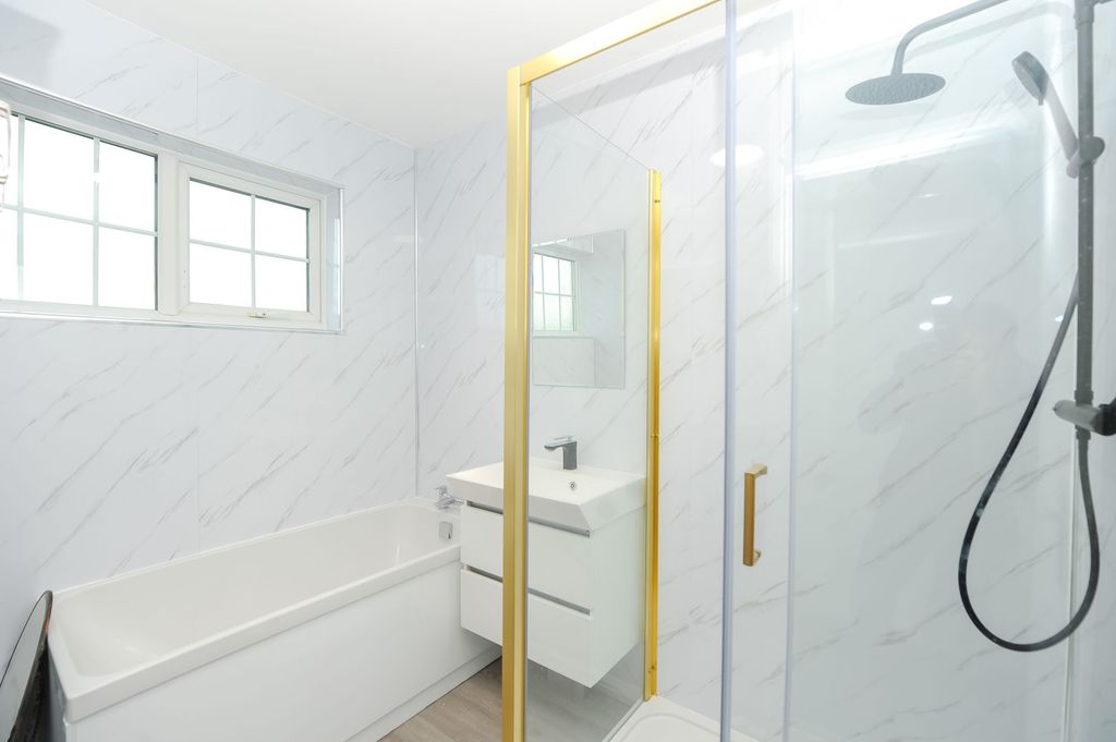 Property photo 3 of 10 Bathroom