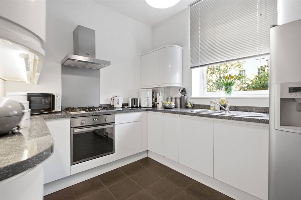 Property photo 3 of 11 Kitchen