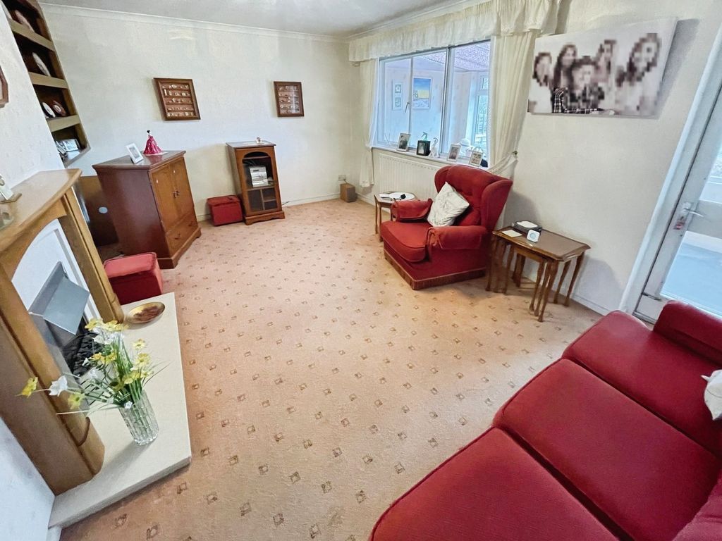 Property photo 3 of 14 Lounge