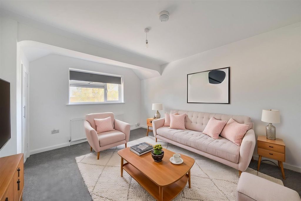 Property photo 2 of 19 1360948-18-68dc05c516E36 - Living Room - Standard