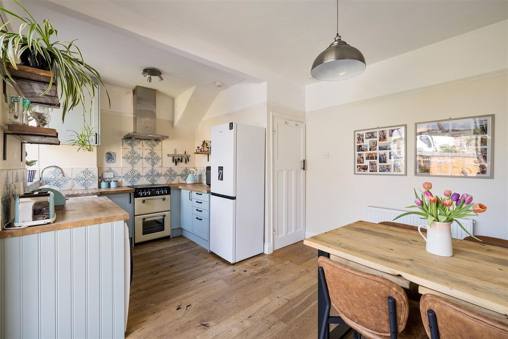 Property photo 2 of 33 St. Johns Road, E17