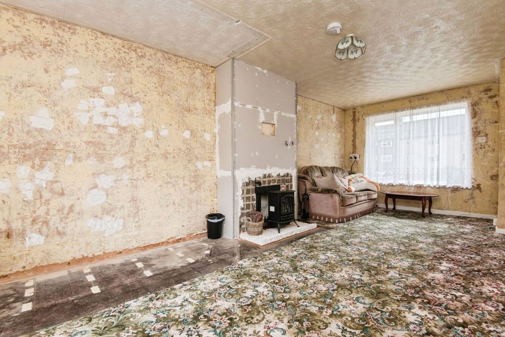 Property photo 2 of 11 Living Room