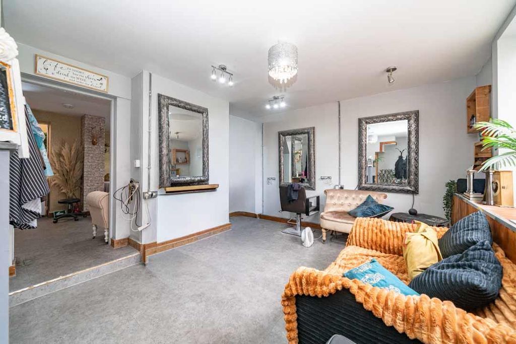 Property photo 2 of 11 52-Queensway-01374.Jpg