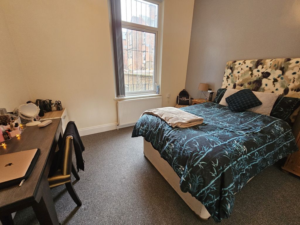 Property photo 2 of 20 A Well-Presented Double Bedroom Featuring A Comfor...