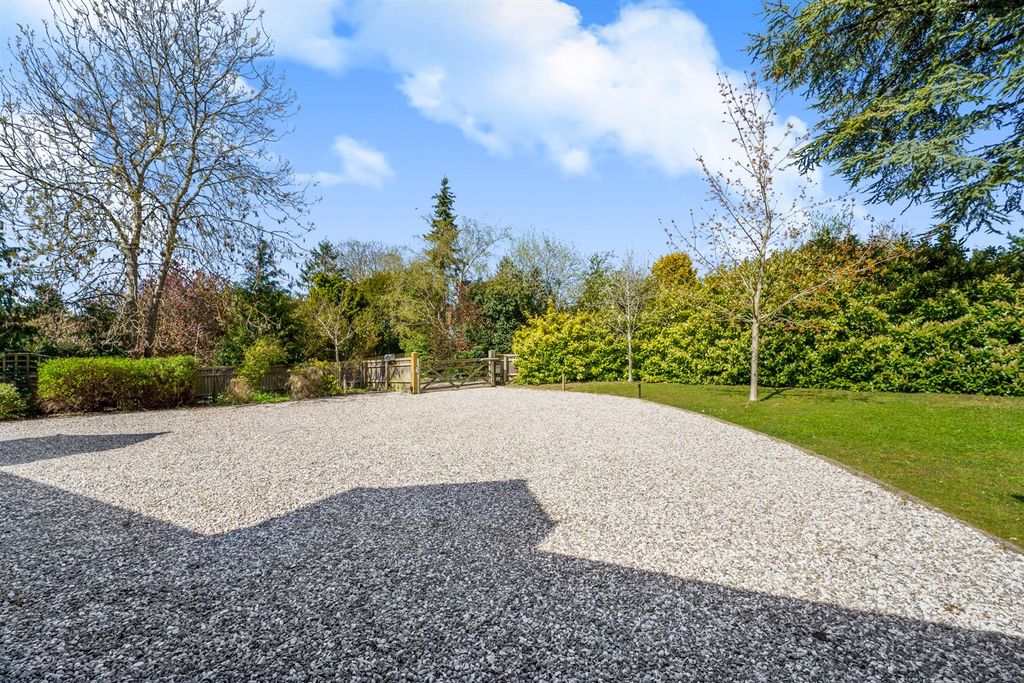 Property photo 3 of 29 Expansive Driveway.Jpg