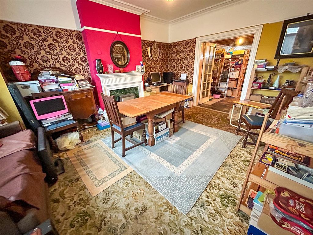 Property photo 2 of 33 Lounge