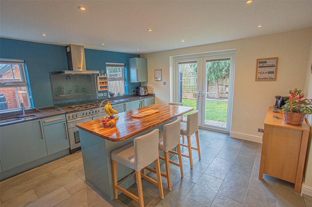 Property photo 2 of 17 Picture No. 12