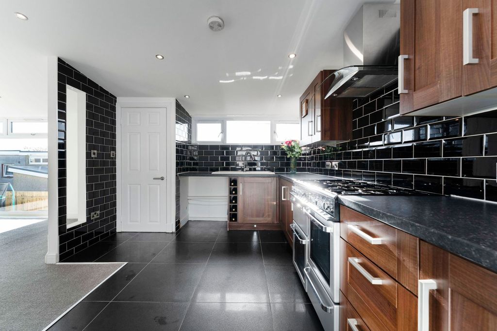 Property photo 3 of 16 Kitchen