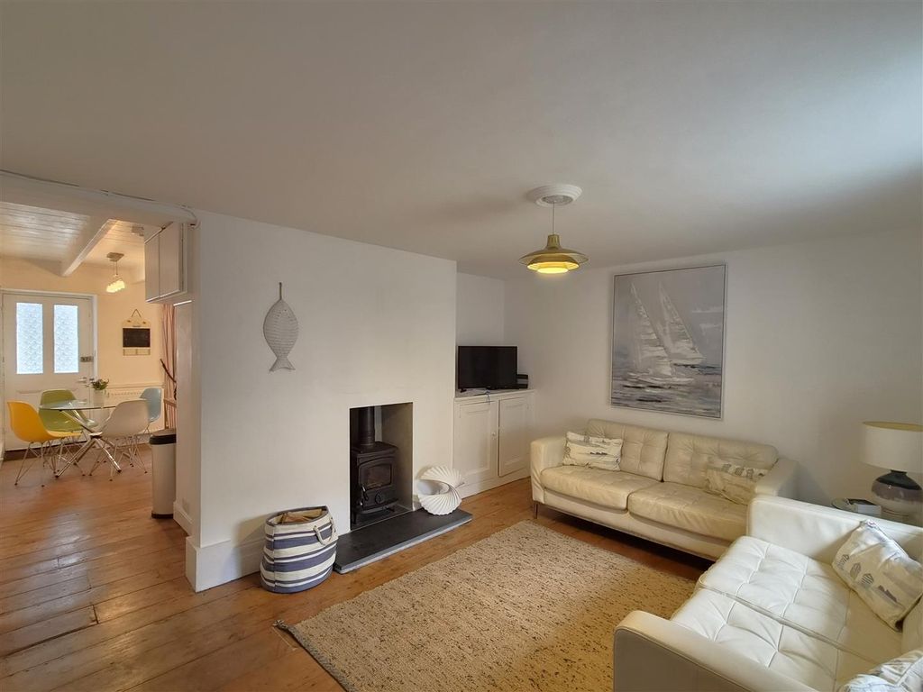 Property photo 3 of 17 Sitting Room.Jpg