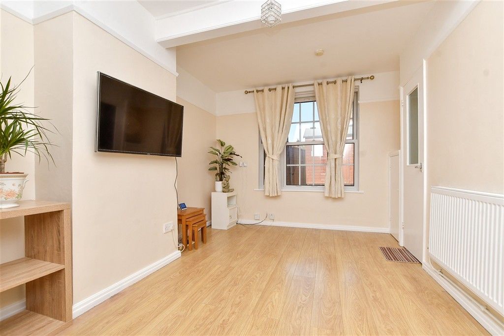 Property photo 1 of 8 Lounge