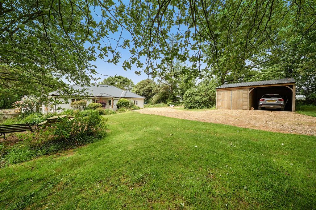 Property photo 1 of 32 Front Garden And Garage