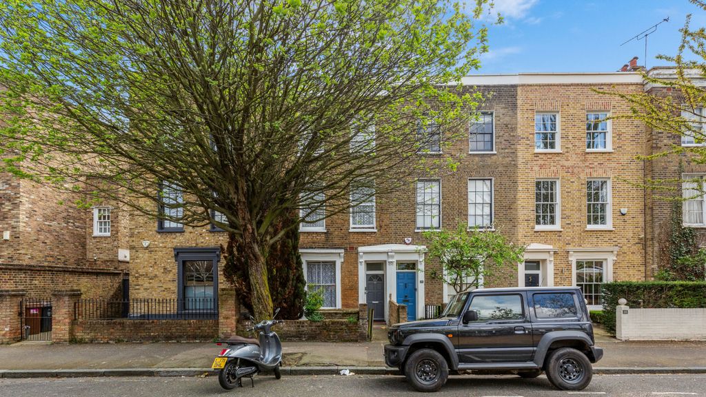 Property photo 1 of 14 Flat A, 31 Buckingham Road, Islington, London, N1 4Hy
