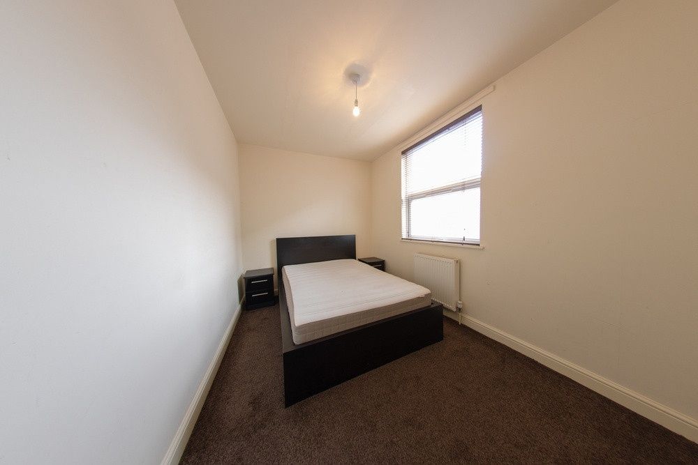 Property photo 3 of 13 A Bright And Tidy Single Bedroom With A Double Bed...
