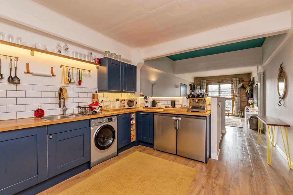 Property photo 3 of 17 Kitchen