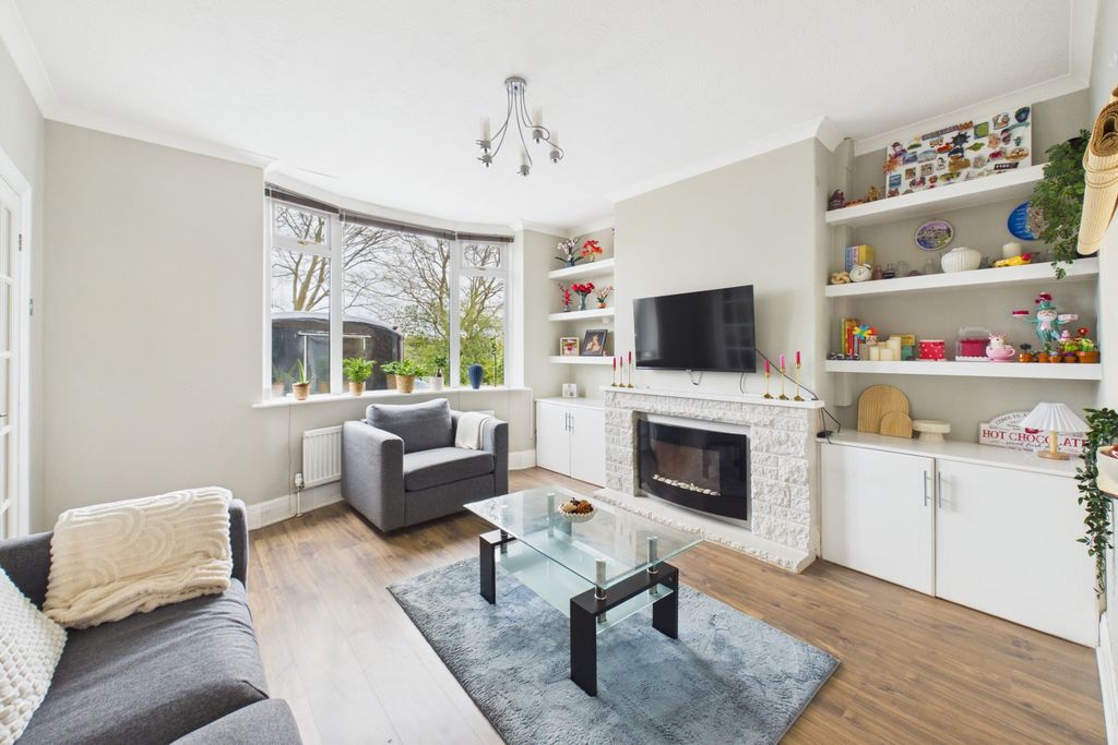 Property photo 3 of 17 Lounge