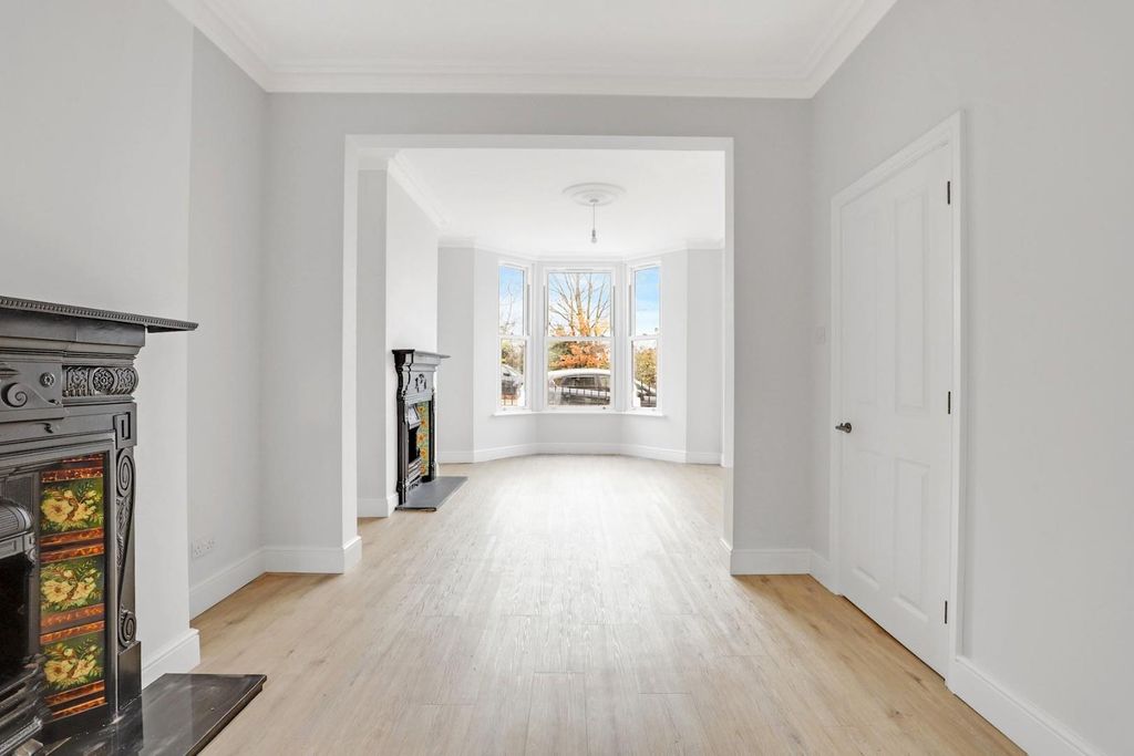 Property photo 2 of 12 11-5Dbdjhpropworld - 53 Fairlawn Park - 7-Medium.J