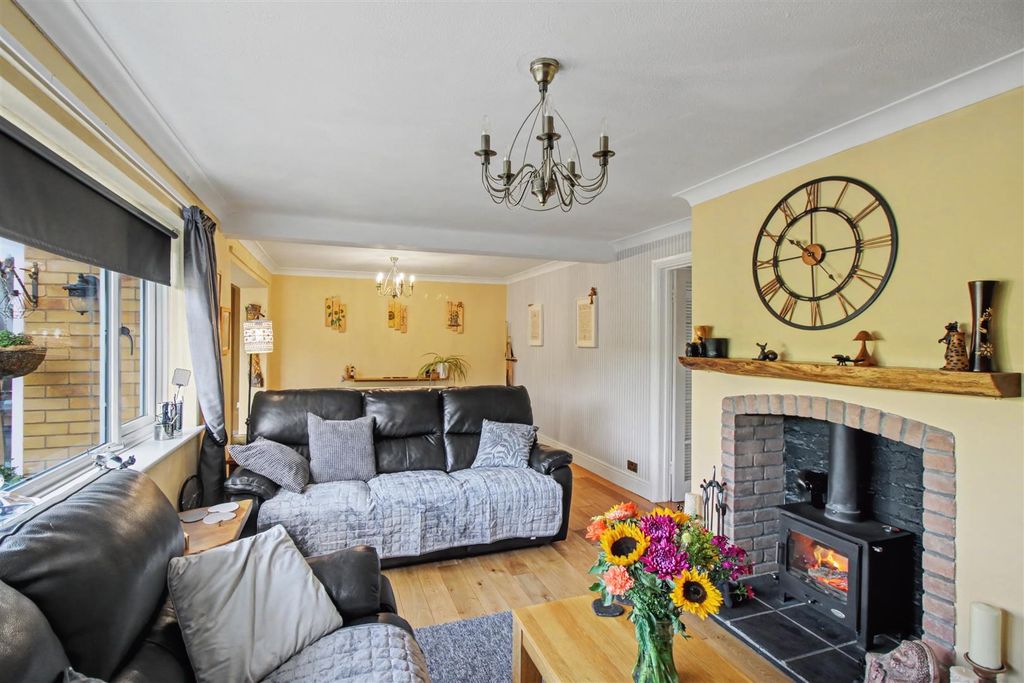 Property photo 2 of 35 Lounge