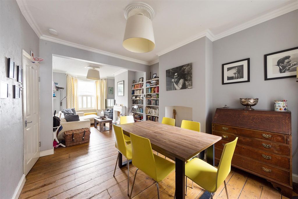 Property photo 2 of 30 Ivy Road, E17