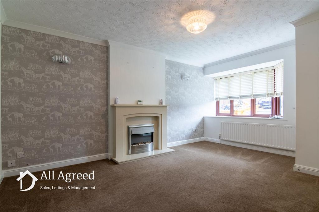 Property photo 3 of 17 Lounge