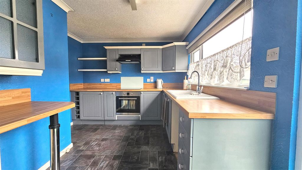 Property photo 3 of 12 Kitchen