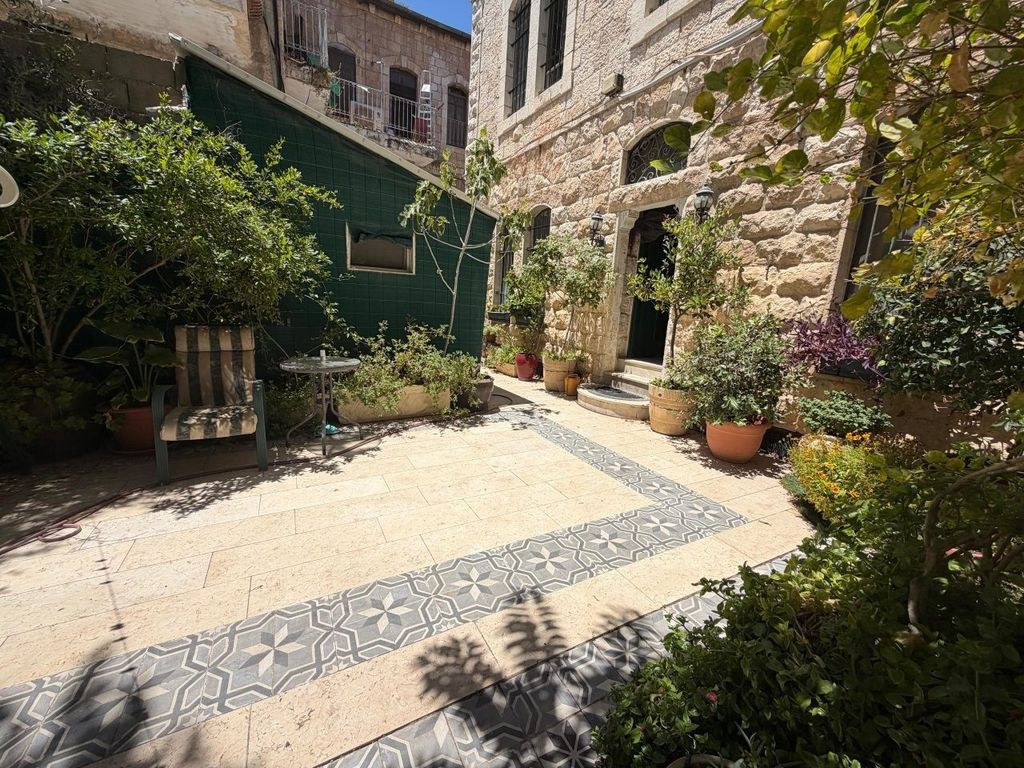 Property photo 1 of 8 Charming Garden Apartment Near The Old City