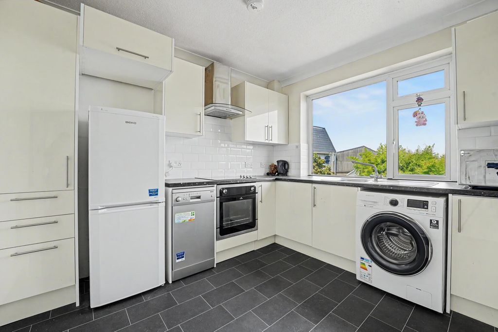 Property photo 3 of 18 Kitchen