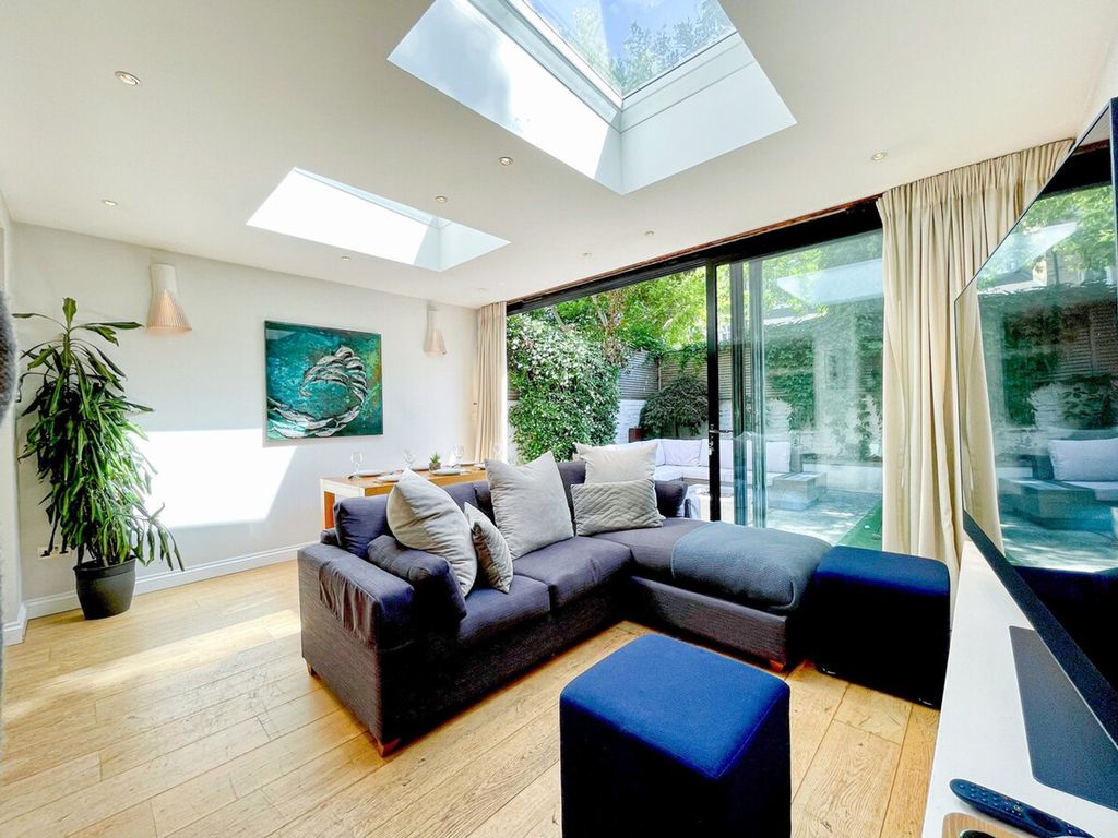 Property photo 1 of 25 Living Room