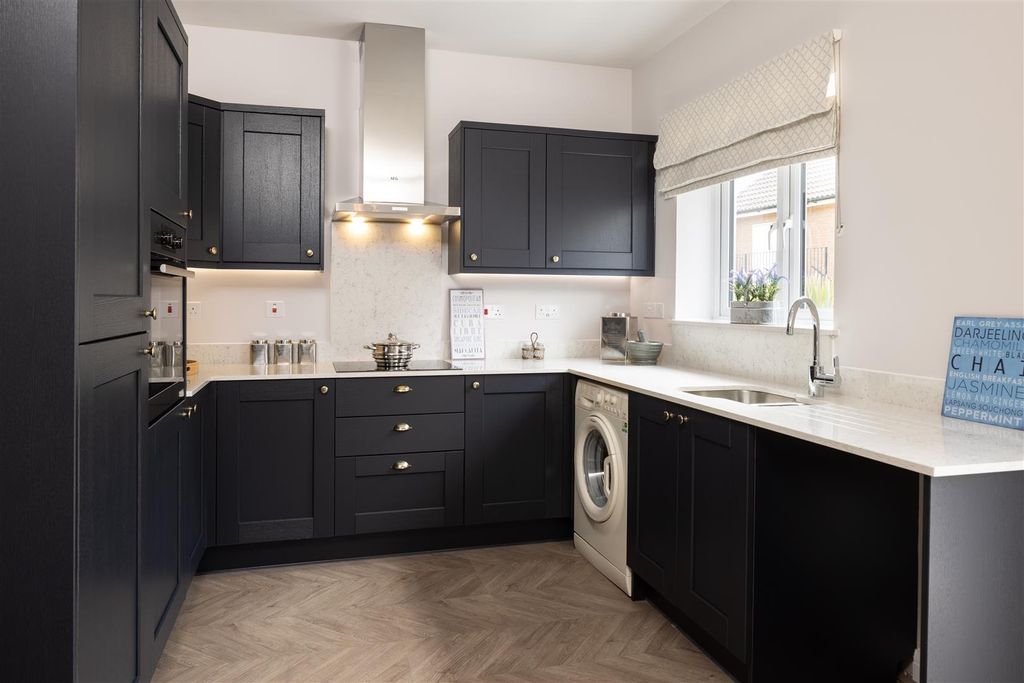 Property photo 3 of 10 Kitchen