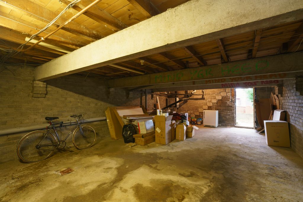 Property photo 2 of 23