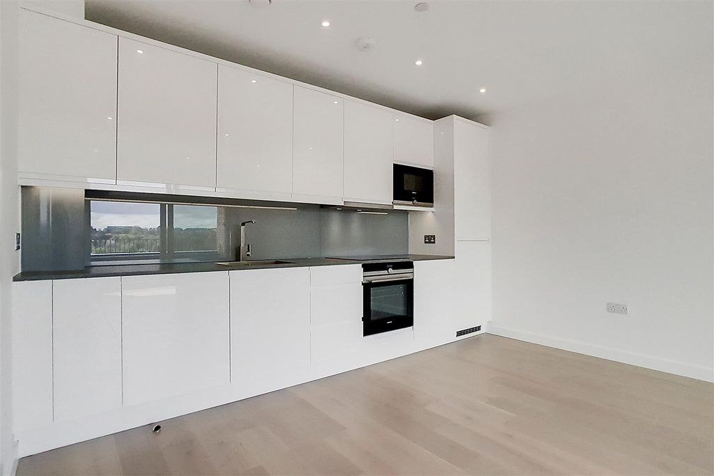 Property photo 3 of 9 Kitchen