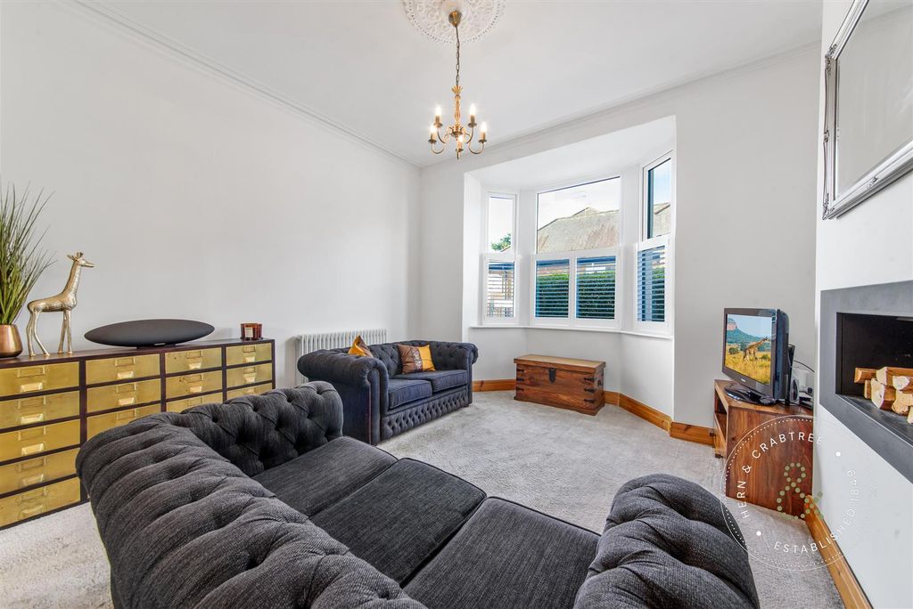 Property photo 3 of 37 Wyndham-Crescent-16.Jpg