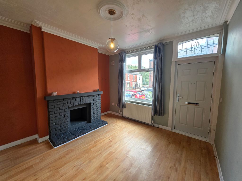 Property photo 1 of 7 Livingroom