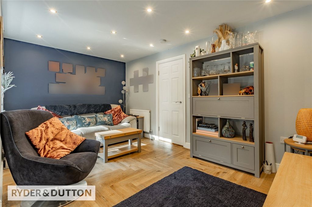 Property photo 1 of 20 Lounge