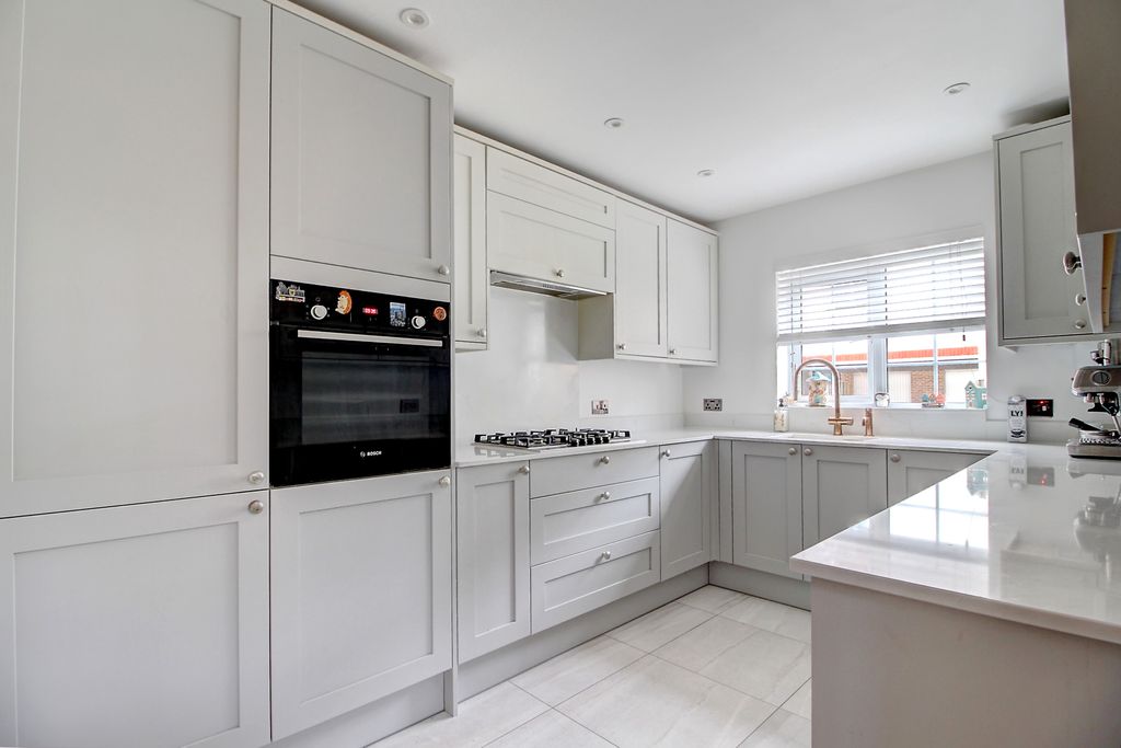 Property photo 2 of 21 Kitchen