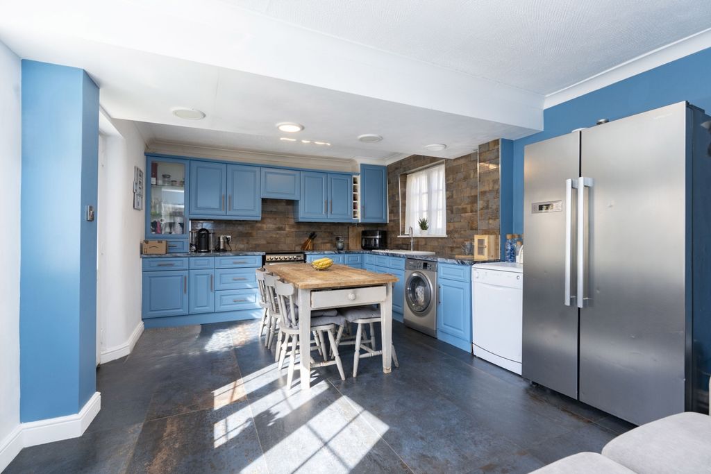 Property photo 2 of 19 Kitchen