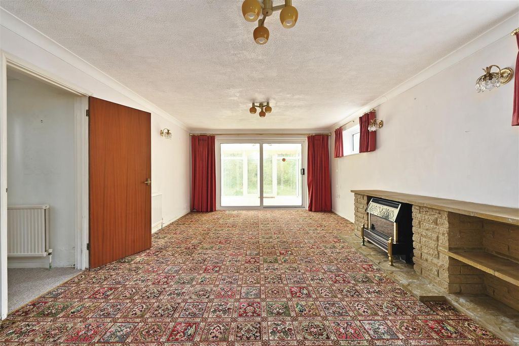 Property photo 2 of 28 Meads Road - Photos (20).Jpg