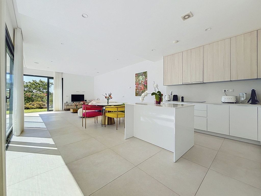 Property photo 3 of 23