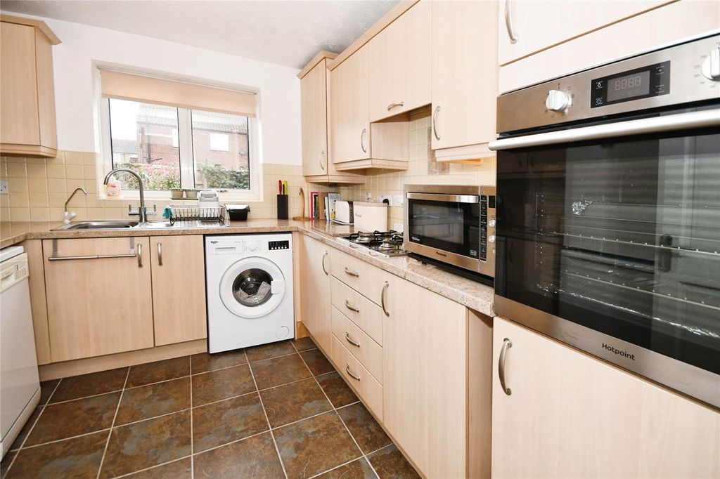 Property photo 2 of 8 Kitchen