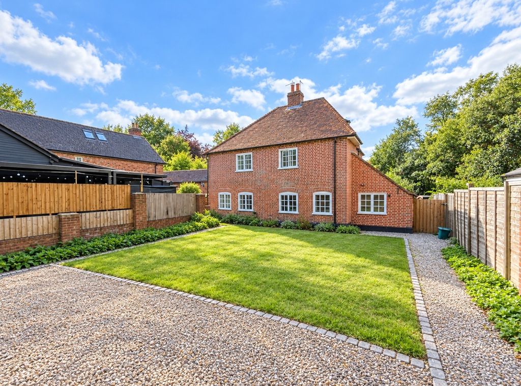 Property photo 1 of 9 2 Bed Semi-Detached House To Rent Rickmansworth Road, Northwood Ha6