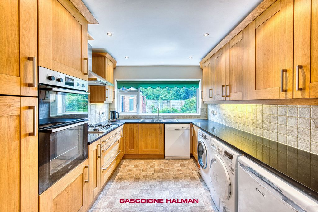 Property photo 3 of 25 Kitchen