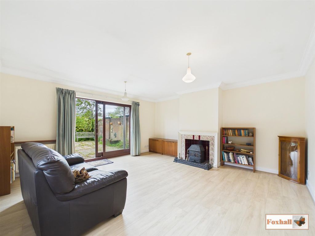 Property photo 3 of 29 Lounge