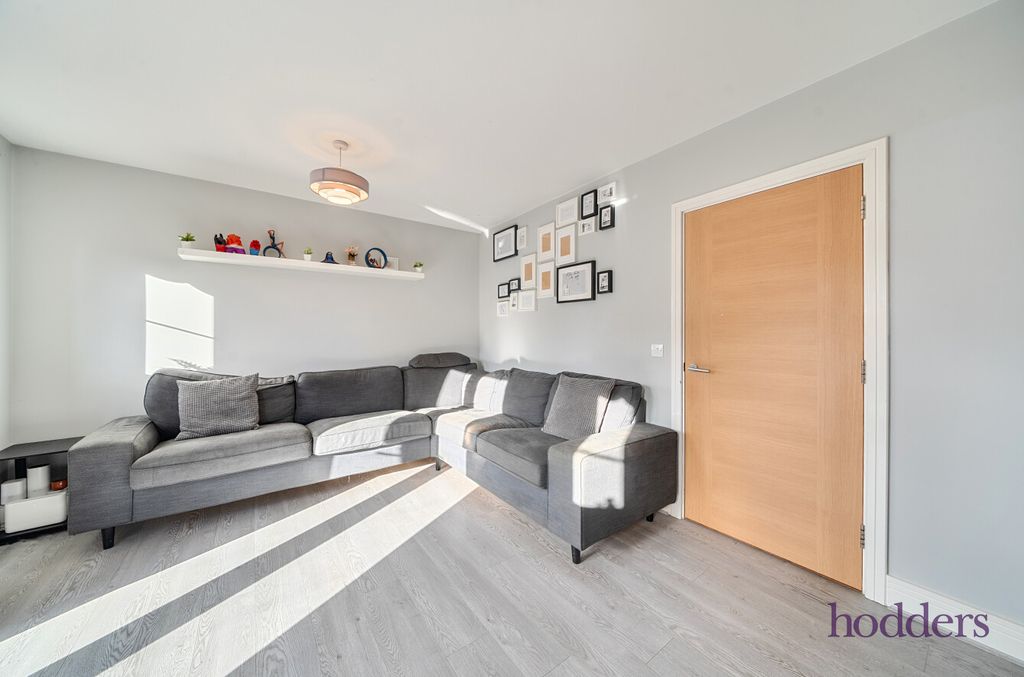 Property photo 3 of 21 E734Cdeb-754c-426...